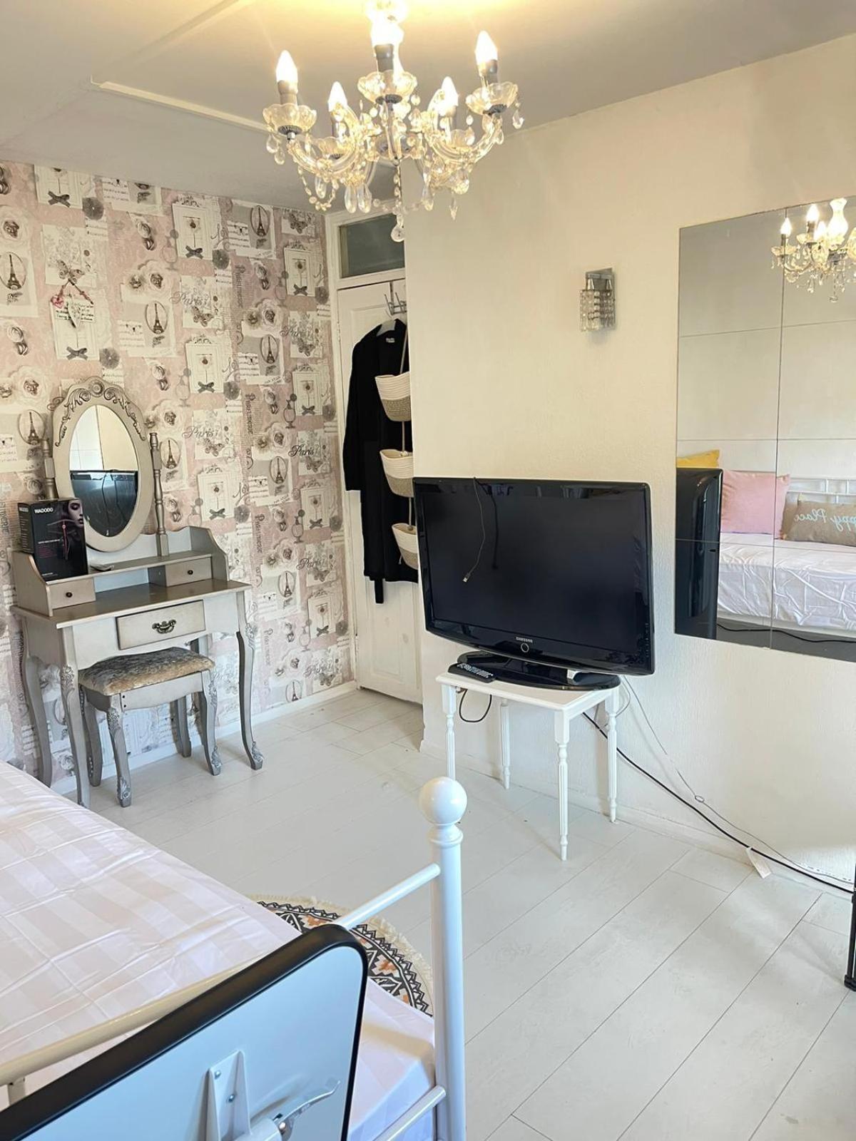 Happy Place With Kitchenette- Female Only Londra Esterno foto